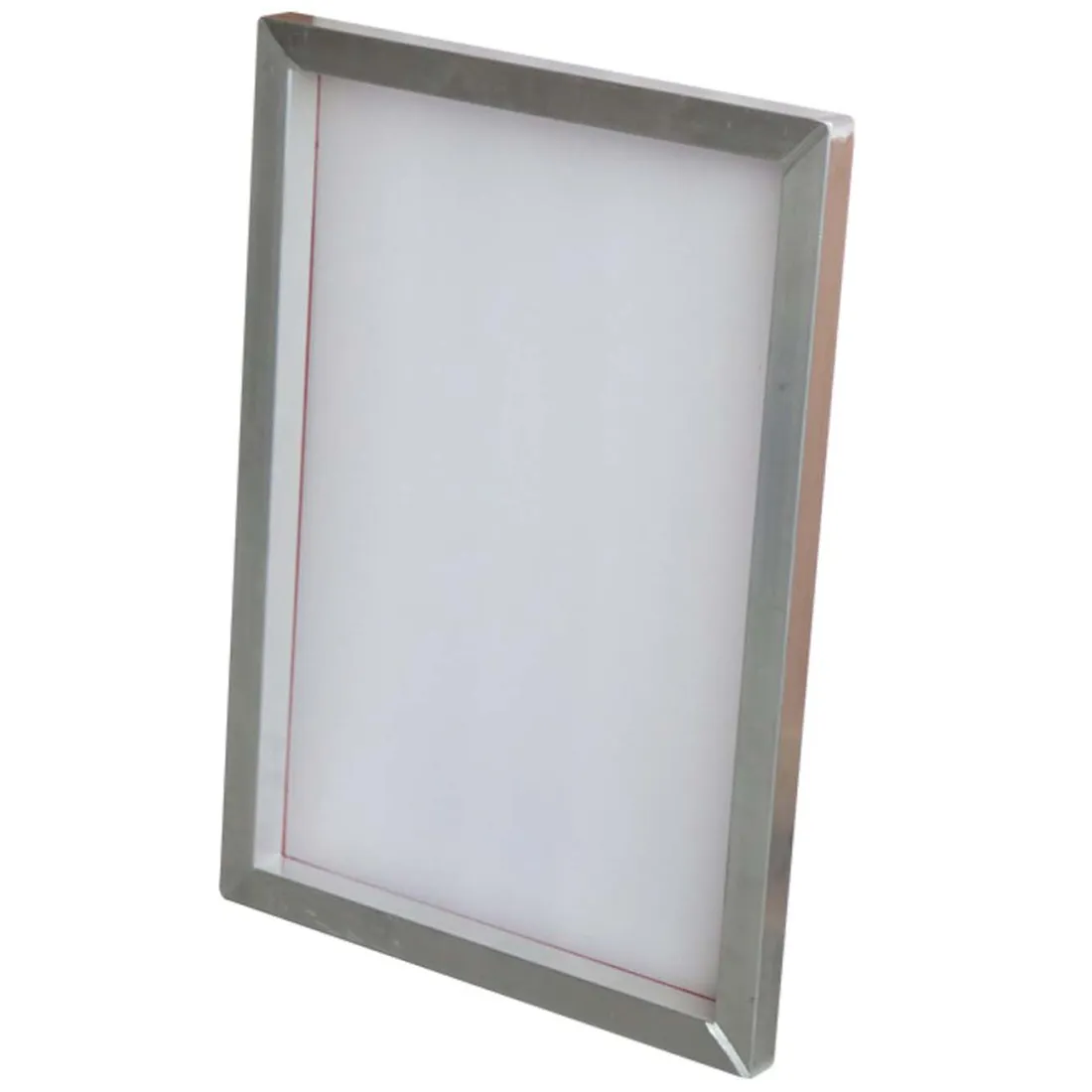 En rektangulær skærm med en fin, lys grå overflade pryder midten af billedet. Skærmen har skarpe kanter og en slank profil, hvilket giver et moderne udtryk. I bunden er der en sort ramme, som indeholder kontrolknapper og symboler. Baggrunden er neutral, hvilket fremhæver skærmens minimalistiske design og stilfulde æstetik.