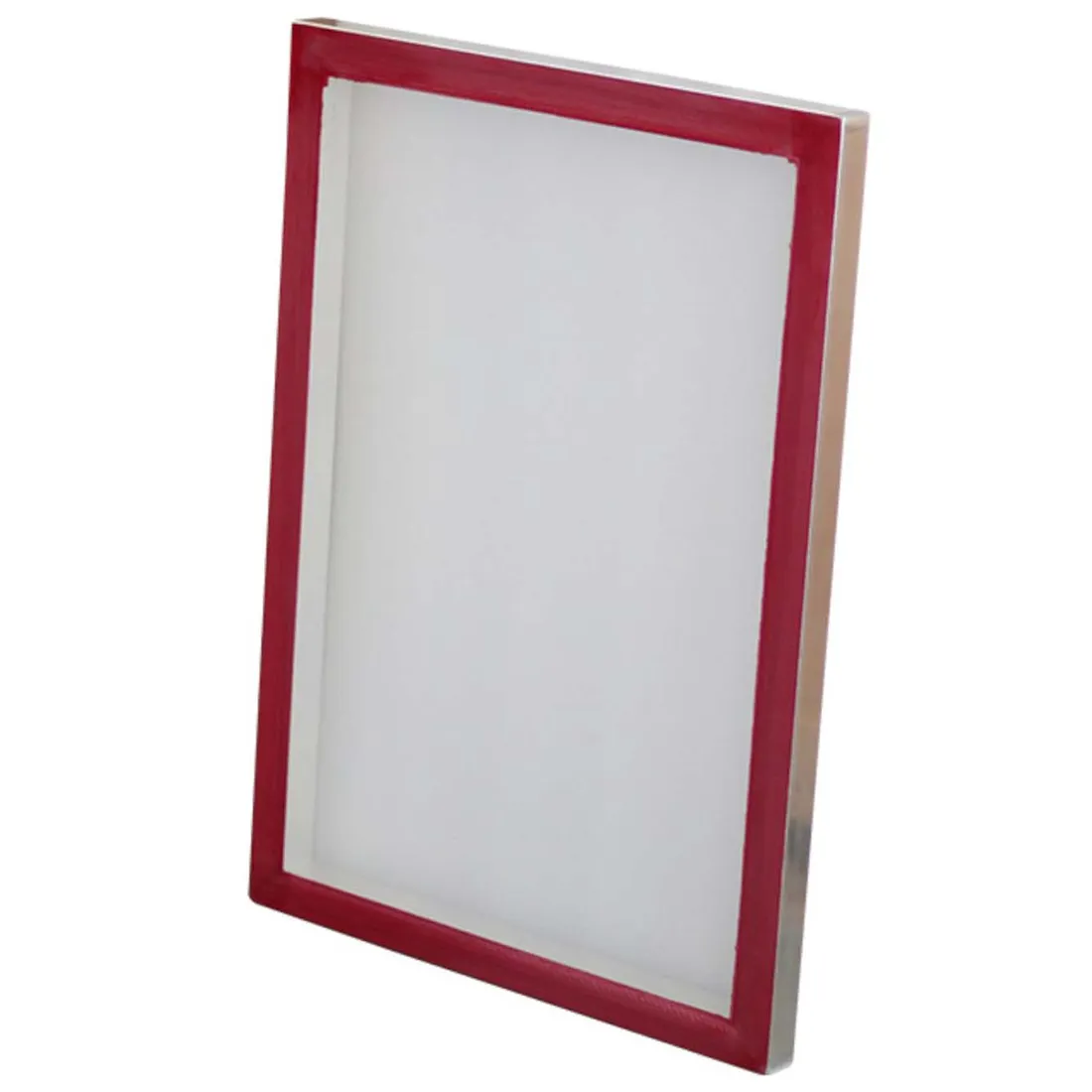 Graveda Dry Shift Screen præsenterer en rektangulær struktur med en let gennemsigtig, mørk skærm, der er indrammet af en slank, mat sort ramme. Overfladen har en fin, ensartet tekstur, mens skærmen er opdelt i sektioner, der skaber et geometrisk mønster. Hjørnerne er afrundede, hvilket giver en blødere silhuet.