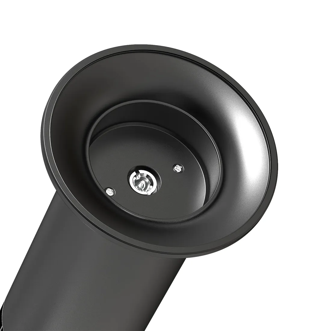 En gasbrænder præsenterer en slank, cylindrisk form med en metallisk, sølvfarvet overflade. Den har en sort, ergonomisk håndtag, der sikrer et godt greb. En justerbar flammeindstilling findes på siden, og en lille, rød knapp til aktivering er placeret i nærheden. Brændstofbeholderen er synlig, og brænderen har en mat tekstur, der kontrasterer med de glatte overflader.