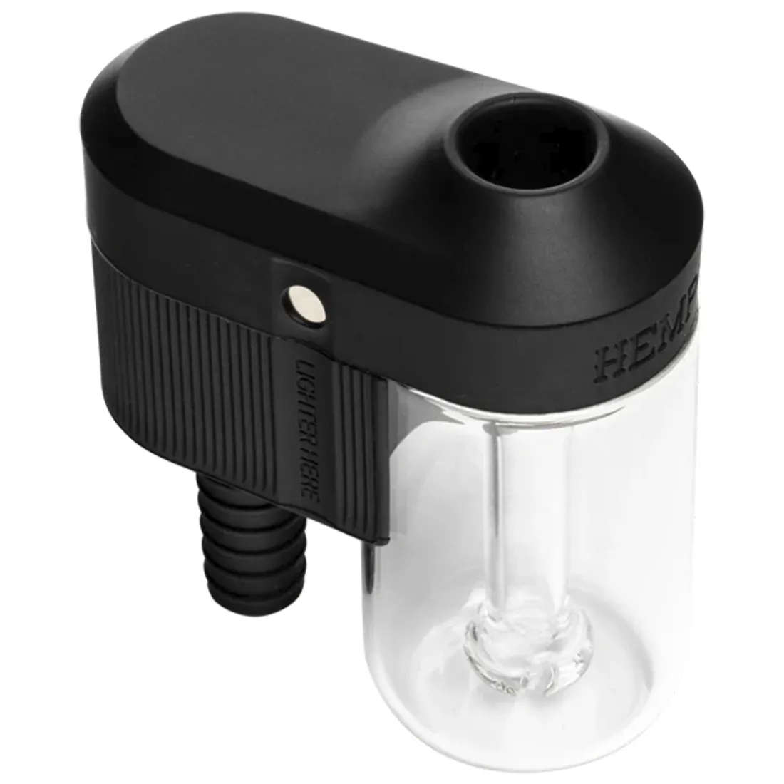 En transparent asfanger med en cylindrisk form, fremstillet af glas, prydet med fine detaljer. Den har en bred base, der gradvist snævrer ind mod toppen, hvor en smal åbning findes. Indvendigt er der et filter- og vandkammer med bølgede linjer, der skaber en interessant struktur. Farven er klar med et let grønt skær, og kanterne er glatte.