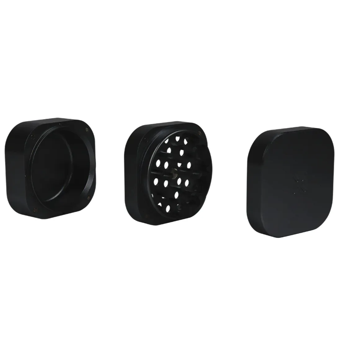 Pax-kværn i sort har en slank, cylindrisk form med en mat overflade og en fin struktur. Toppen er udstyret med en drejeknap i metal, der har et ridset mønster for bedre greb. Kværnens bunde har små gummifødder, der sikrer stabilitet. Det minimalistiske design fremhæver enkelhed og funktionalitet.