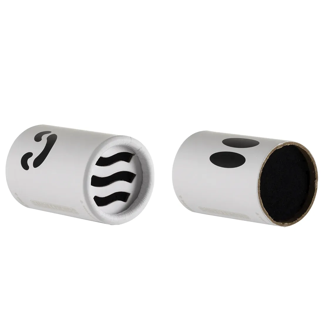 En lille, hvid plastenhed med afrundede former, prydet med et sort ansigt og to små, runde øjne. En kort, fleksibel slange i transparent materiale er tilsluttet, der ender i en sort mundstykke. Overfladen har en glat tekstur, og en lille knap er placeret på siden. En grøn cirkel dekorerer en af de bageste flader.