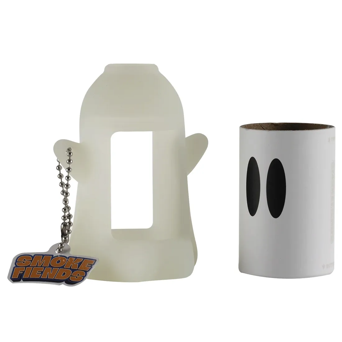 En hvid, spøgelseslignende figur med afrundede former og bløde kanter står i centrum. Overfladen har en glat tekstur, og der er små, sorte øjne samt en åben mund, der skaber et venligt udtryk. Figuren har en integreret, gennemsigtig del i bunden, der tilføjer dybde. Farveskemaet er enkelt med fokus på hvid og sort, hvilket skaber kontrast.