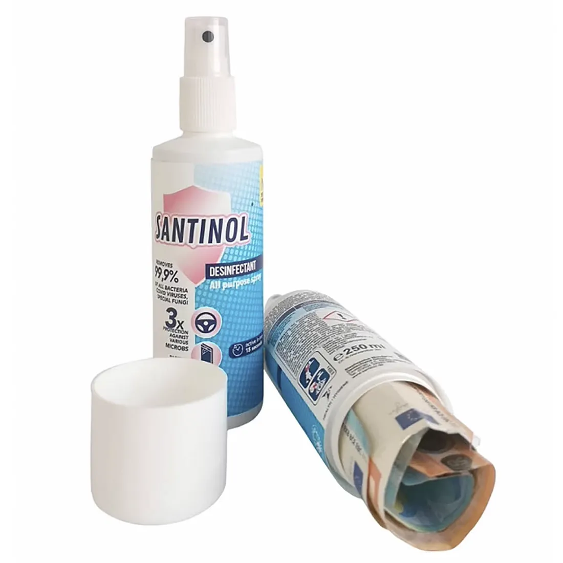 En transparent flaske med en mat sort spraydæksel, der indeholder en klar væske. Flaskens etiket er i hvide og grønne nuancer med sort tekst, der beskriver produktet. Den har en enkel, moderne form med en let afrundet bund og lige sider. Flasken står på en lys overflade, der reflekterer et svagt lys.