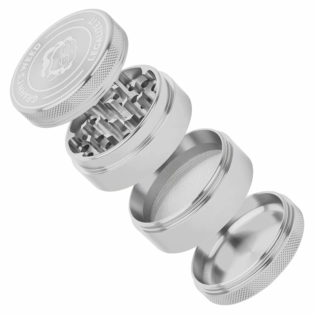 En sølvfarvet grinder med en diameter på 55 mm. Overfladen har en blank finish, der reflekterer lys. Den er udstyret med små, skarpe tænder indvendigt til formaling. Låget har en indgraveret tekst, der lyder "Legalize It", i en let buet skrifttype. Kanten er let afrundet, hvilket giver et ergonomisk greb.