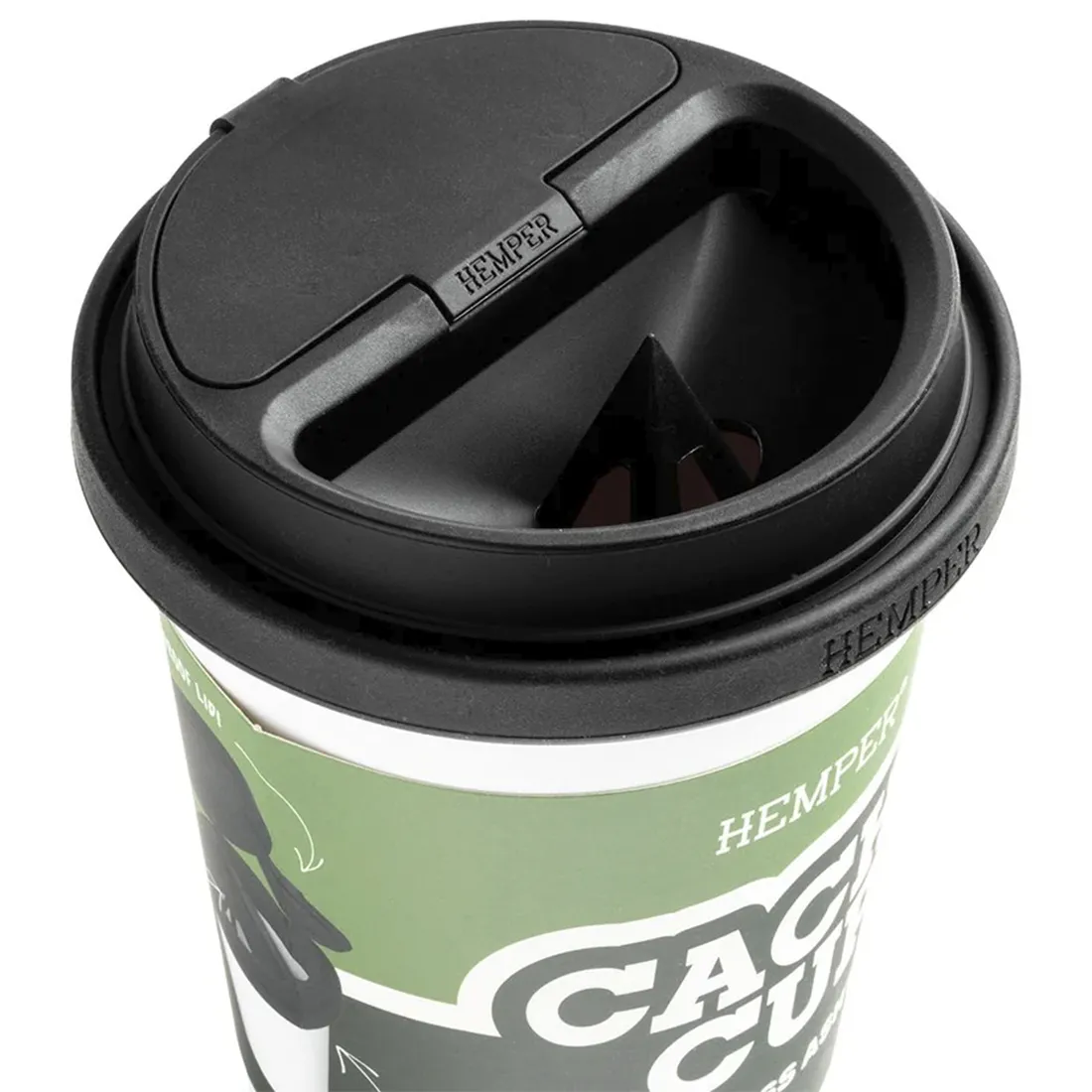 Hvidt askebæger i en rund form, fremstillet af et glat, holdbart materiale. Overfladen har en mat finish, der giver et minimalistisk udtryk. Bunden er flad, hvilket sikrer stabilitet, og der er et diskret logo i en lys farve, placeret centralt. Askebægerets kant er let opadbuet, hvilket skaber et elegant design.