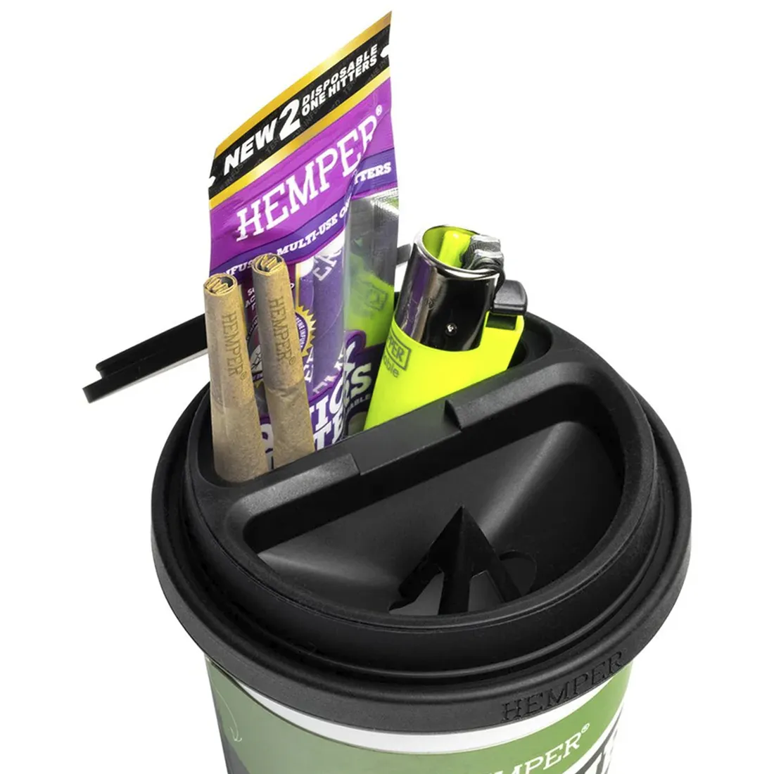 Et hvidt askebæger fremstår i en enkel, cylindrisk form med glatte, afrundede kanter. Materialet synes at være keramik med en blank overflade, der reflekterer lys. Bunden er flad og stabil, mens indersiden har en let struktureret tekstur. Der er ingen synlige knapper eller symboler, hvilket giver et minimalistisk udtryk.