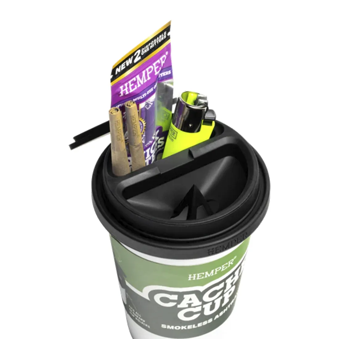 En hvid, cylindrisk beholder fremstår med en glat, mat overflade. Den har en let buet form og en bred åbning øverst. Indvendigt er der en glat finish, der skaber en kontrast til den ydre tekstur. På siden er der en subtil indgravering, der tilføjer en dekorativ detalje. Bunden er flad og stabil, hvilket giver solid støtte.