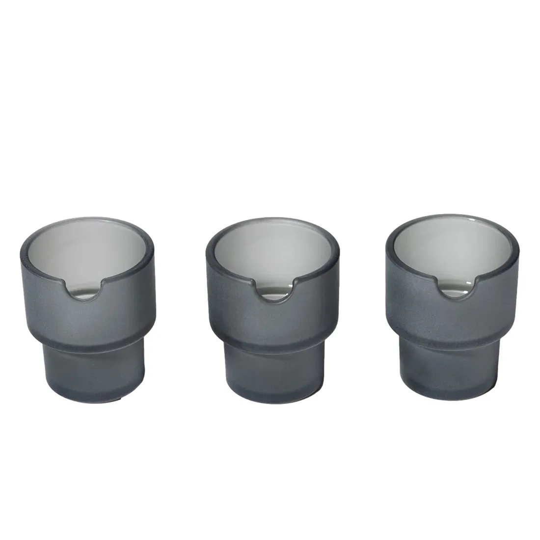 Et askebæger i mørkegrå, fremstillet af keramik med en glat overflade. Bægeret har en rund form med en bred åbning og en let skrånende kant. Indvendigt prydes det af et enkelt, diskret mønster, mens bunden er flad og stabil. Farven er ensartet og giver et moderne udtryk, der passer til forskellige indretninger.