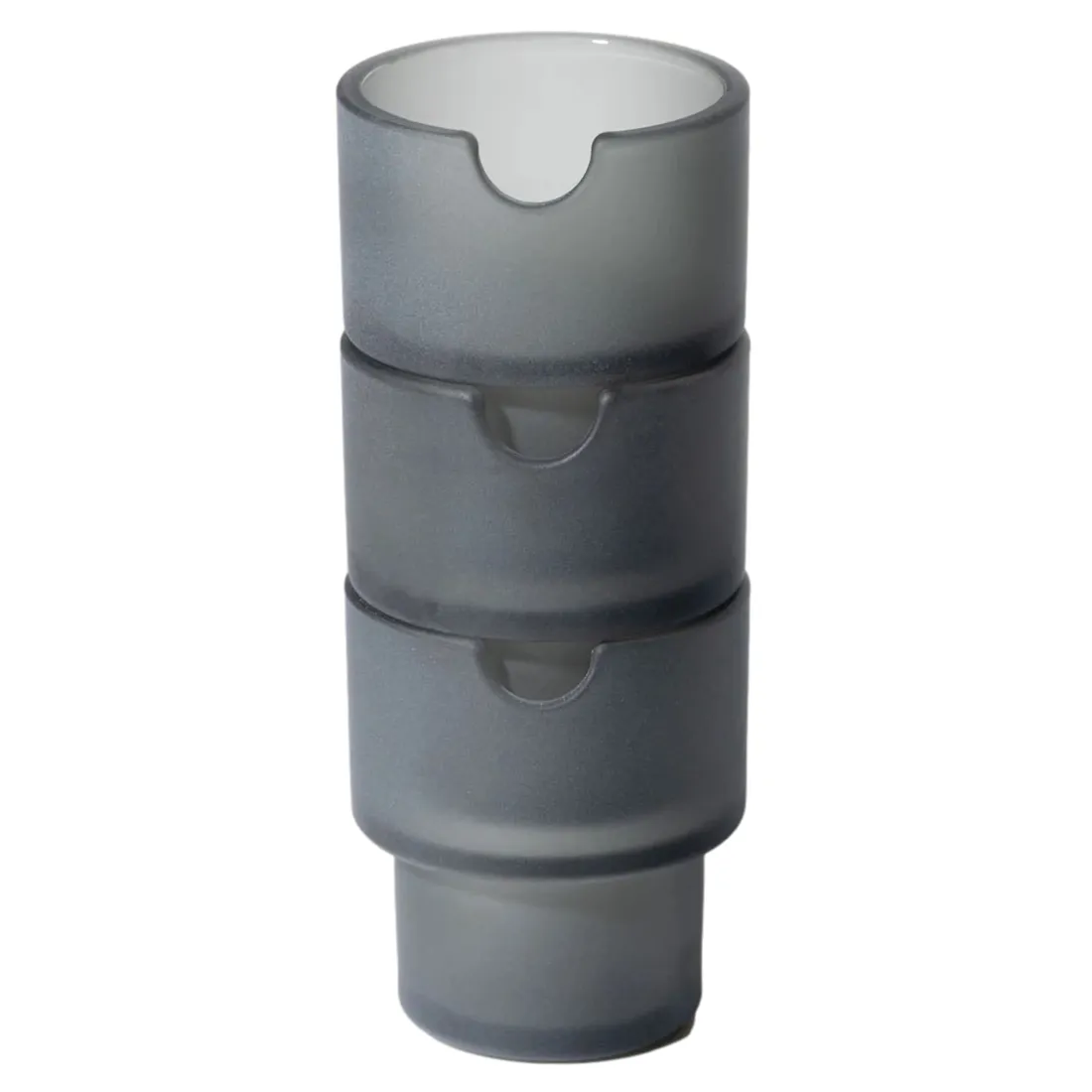 Et askebæger i en dyb charcoal farve pryder overfladen. Det er fremstillet af keramik med en glat, matte tekstur, der giver et moderne udtryk. Formen er rund med en let hævet kant, hvilket skaber en elegant silhuet. Indvendigt er der en lille, rund fordybning til aske, og der er ingen synlige mærker eller logoer.