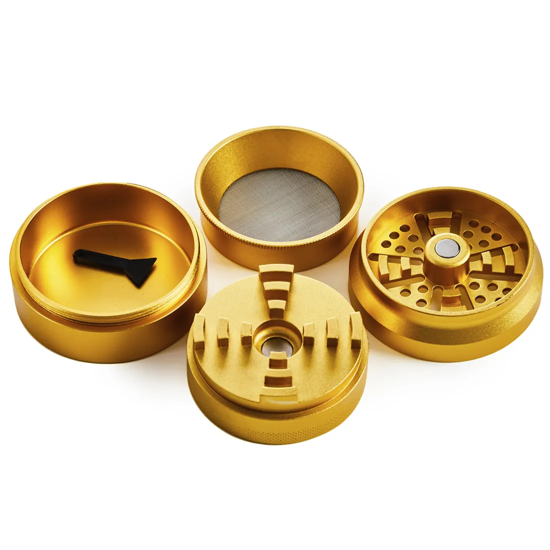 En gylden krydderkværn med en diameter på 55 mm og en højde på 63 mm præsenterer sig med en glat, refleksiv overflade. Kværnen har et klassisk, cylindrisk design og er udstyret med en skruelukning. Mønsteret på toppen består af fine riller, der giver et dekorativt indtryk. Indvendigt ses skarpe tænder til effektiv kværning.