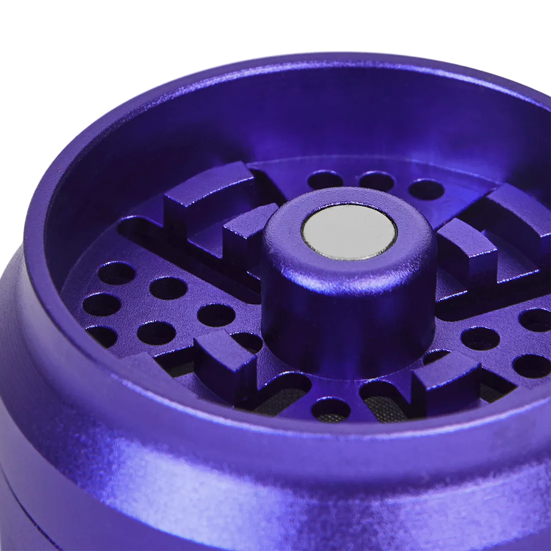 En lilla krydderkværn med en diameter på 55 mm. Overfladen har en glat tekstur med en mat finish, der fremhæver den dybe farve. Kværnen har en cylindrisk form og er udstyret med en skruelås, der sikrer lukning. Den øverste del har små huller til knivbladene, mens bunden har en fin maskering til opbevaring.