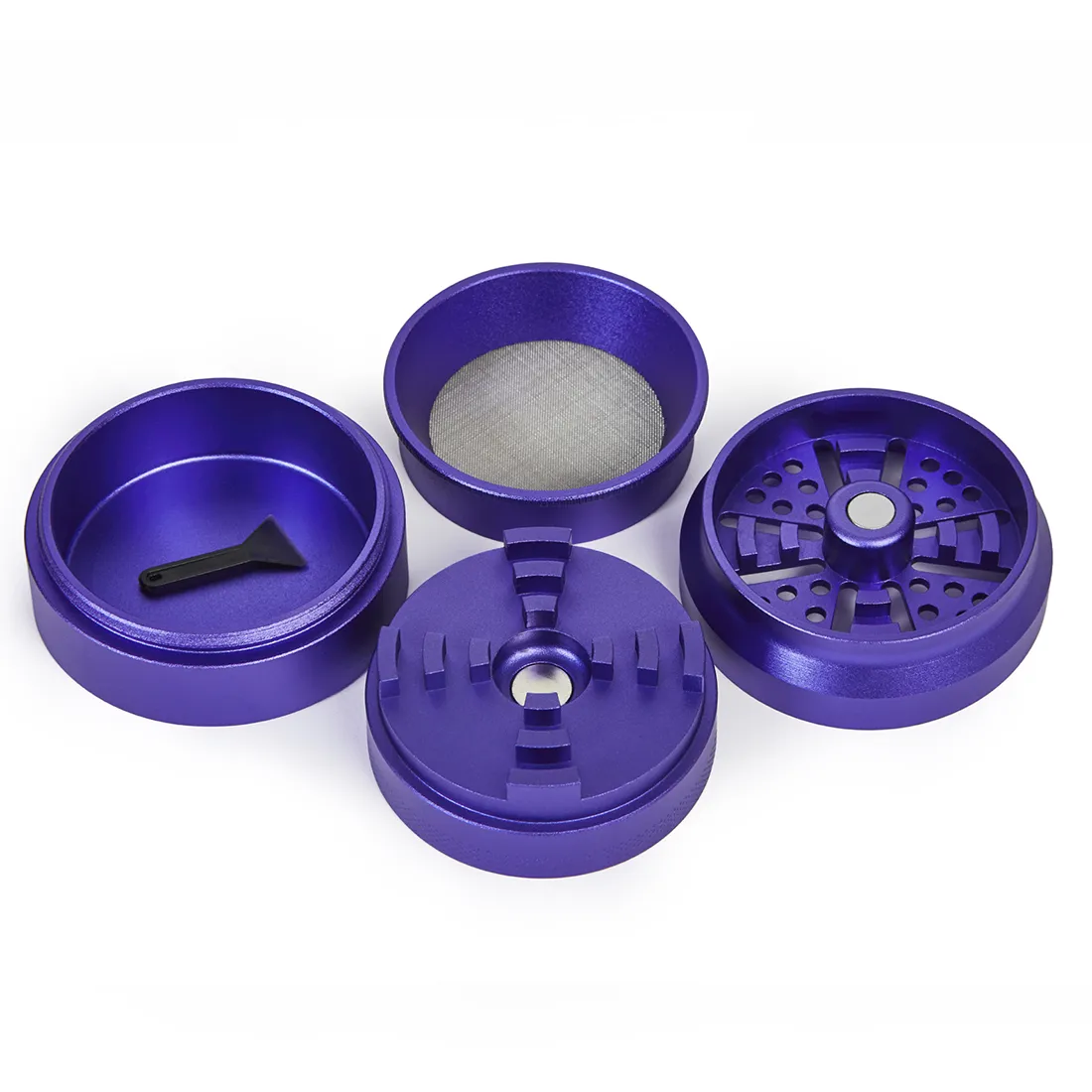 En lilla krydderkværn med en diameter på 55-63 mm præsenterer sig med en glat, metallic overflade. Kværnen har en skarp, tandet inderside til effektiv opmaling. På toppen findes et drejeligt låg med en indgraveret tekstur, der giver et godt greb. Kværnens bund er udstyret med en finmasket si, der adskiller de malede krydderier fra grovere stykker.