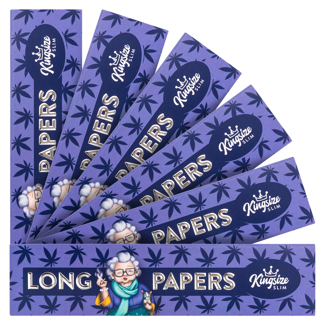 En pakke tobak med en slank, langstrakt form præsenterer sig i nuancer af lilla og hvid. Overfladen har en glat tekstur, mens et mønster af små, grafiske elementer pryder emballagen. En tydelig, hvid tekst angiver produktnavnet, og der er synlige detaljer som en perforeret lukning. Farverne er dybe og kontrasterende, hvilket skaber en iøjnefaldende effekt.