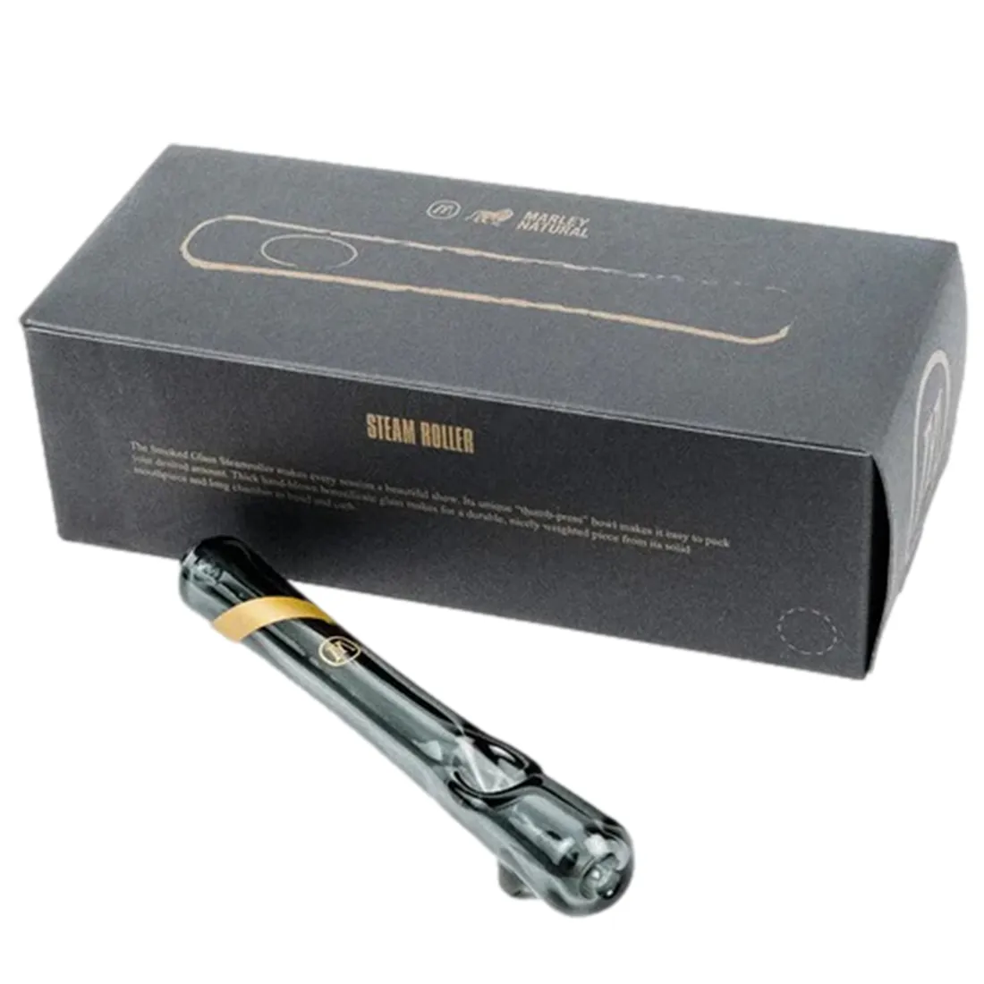 En cylindrisk rørformet enhed i klart, røgfarvet glas med en glat overflade. Den har en afrundet ende og en bred åbning til indånding. En lille, flad base sikrer stabilitet. Glasets tekstur fremstår minimalistisk, og farven skifter subtilt i lyset, hvilket giver en elegant, moderne æstetik. Det samlede design er strømlinet og stilrent.