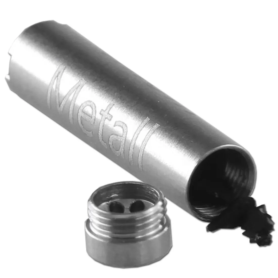 Aktiv kulfiltertips i rustfrit stål præsenterer en glat, metallisk overflade, der reflekterer lys. De har en cylinderform med let afrundede kanter og en perforeret sektion i midten, der tilføjer et mønster af små huller. Farven er sølvgrå, og materialet har en mat finish, der giver en moderne og stilren æstetik.