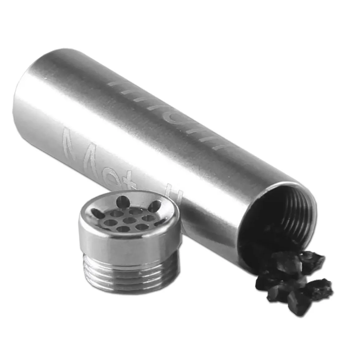 Et sæt aktivkulfiltertips i rustfrit stål præsenteres med en elegant, blank overflade. Hver tip har en cylindrisk form med afrundede kanter, hvilket giver en glat tekstur. De er prydet med små, præcise perforeringer og en enkel, funktionel design. Farven er sølvglinsende, hvilket skaber en moderne og stilren æstetik.