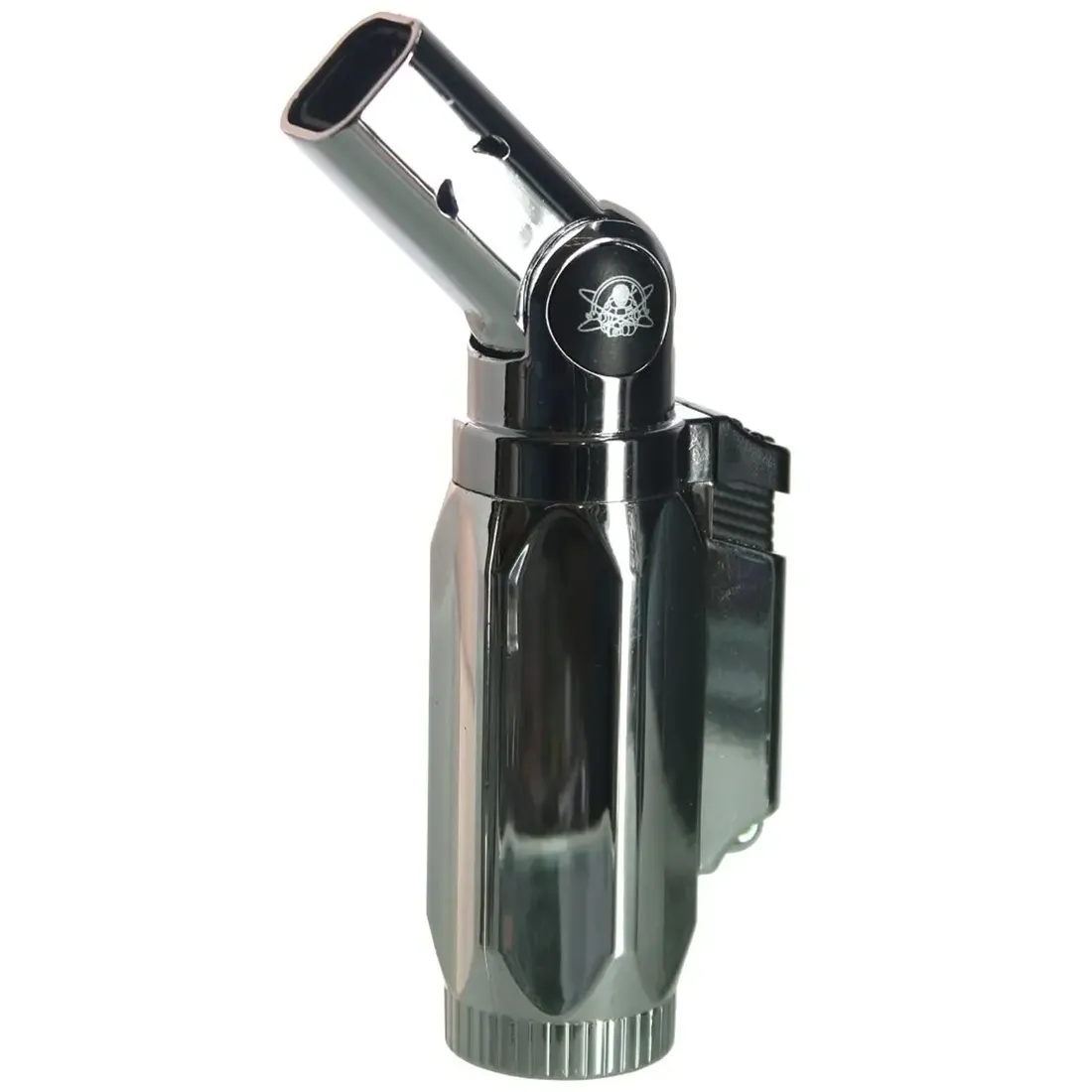 En sølvfarvet lighter med en glat metaloverflade og en geometrisk form. Den har en tydelig flammeudløser, der er placeret på toppen, samt en lille vinduesåbning, der afslører gasniveauet. Lighterens kanter er let afrundede, hvilket skaber en strømlinet profil. Overfladen reflekterer lys, hvilket fremhæver dens metalliske glans.