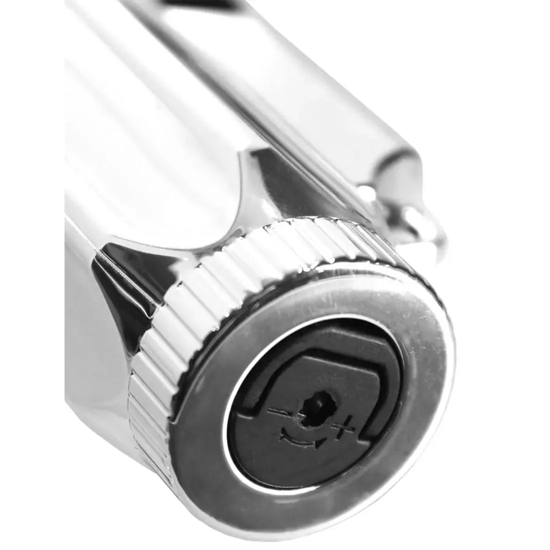 En lighter i metalfinish præsenterer sig med en slank, rektangulær form. Overfladen er glat og reflekterer lys, hvilket giver en skinnende effekt. Knappen til tænding er placeret på siden, og der er et mønster af flammer gravet ind i materialet, hvilket tilføjer tekstur. Farven er en kombination af sølv og sorte detaljer, der fremhæver designets enkelhed.