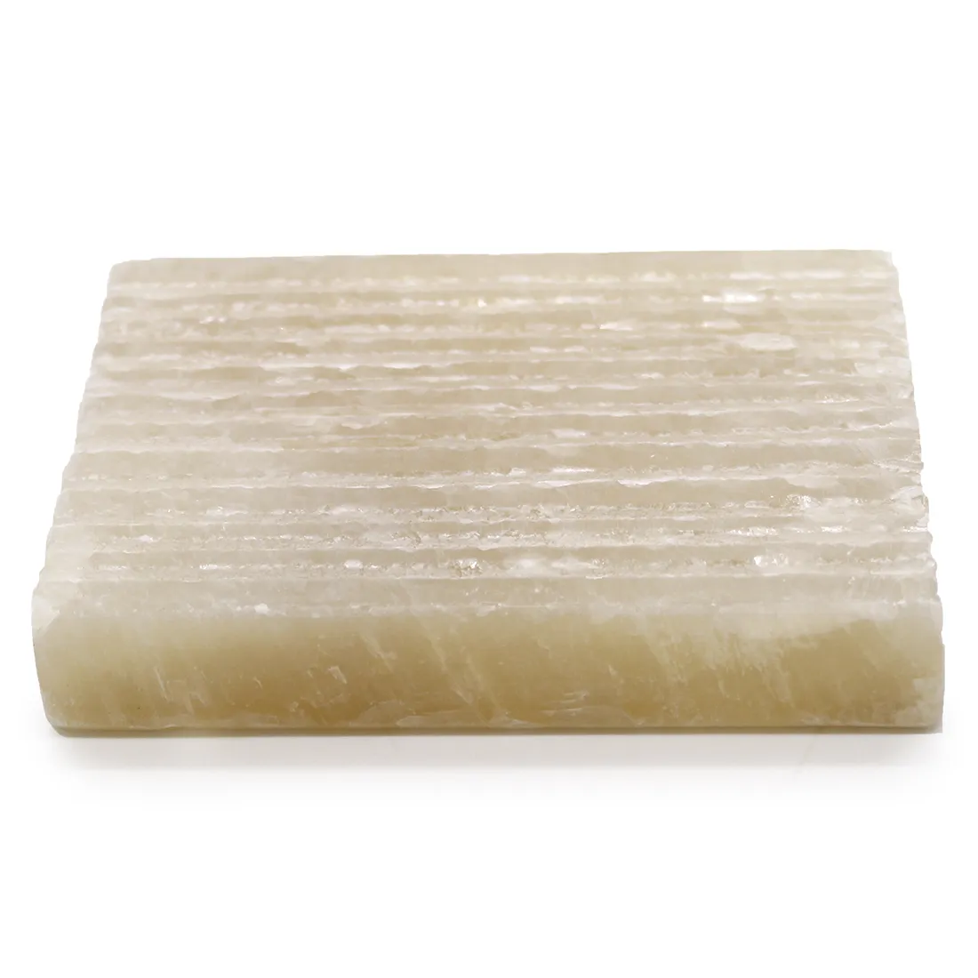 En firkantet skål med en glat overflade fremstillet af honningfarvet marmor. Skålen har en poleret finish, der fremhæver marmorets naturlige årer og nuancer i beige og brun. Kanterne er let afrundede, og bunden er flad, hvilket giver stabilitet. Skålen er designet uden mønstre, hvilket fremhæver det elegante og tidløse udtryk.