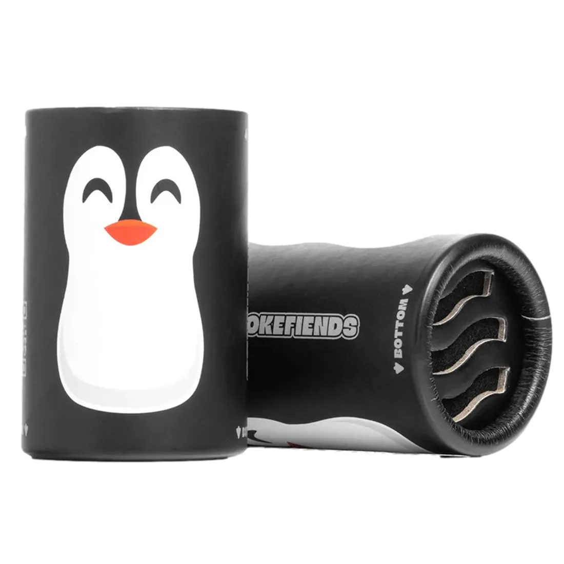 Tre erstatningsfiltre er præsenteret i en pakke. Filtrene har en rektangulær form og er domineret af en blød, grå farve med små, fine strukturer, der indikerer filtreringsmaterialet. Hver enhed har en afrundet kant, og der er en tydelig perforering langs den ene side. Pakken prydes af en tegning af en pingvin, der tilføjer et legende element til designet.