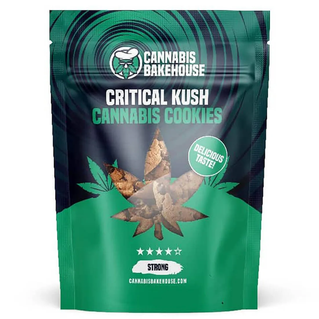 Runde småkager med en gyldenbrun overflade, der viser en let sprød tekstur. Nogle småkager har en glat finish, mens andre præsenterer en mere ujævn overflade. Farven varierer fra lys gylden til dybere brune nuancer, med synlige stykker af chokolade og nødder indlejret i dejen. Småkagerne er placeret på en hvid bagepapir, der fremhæver deres farve.