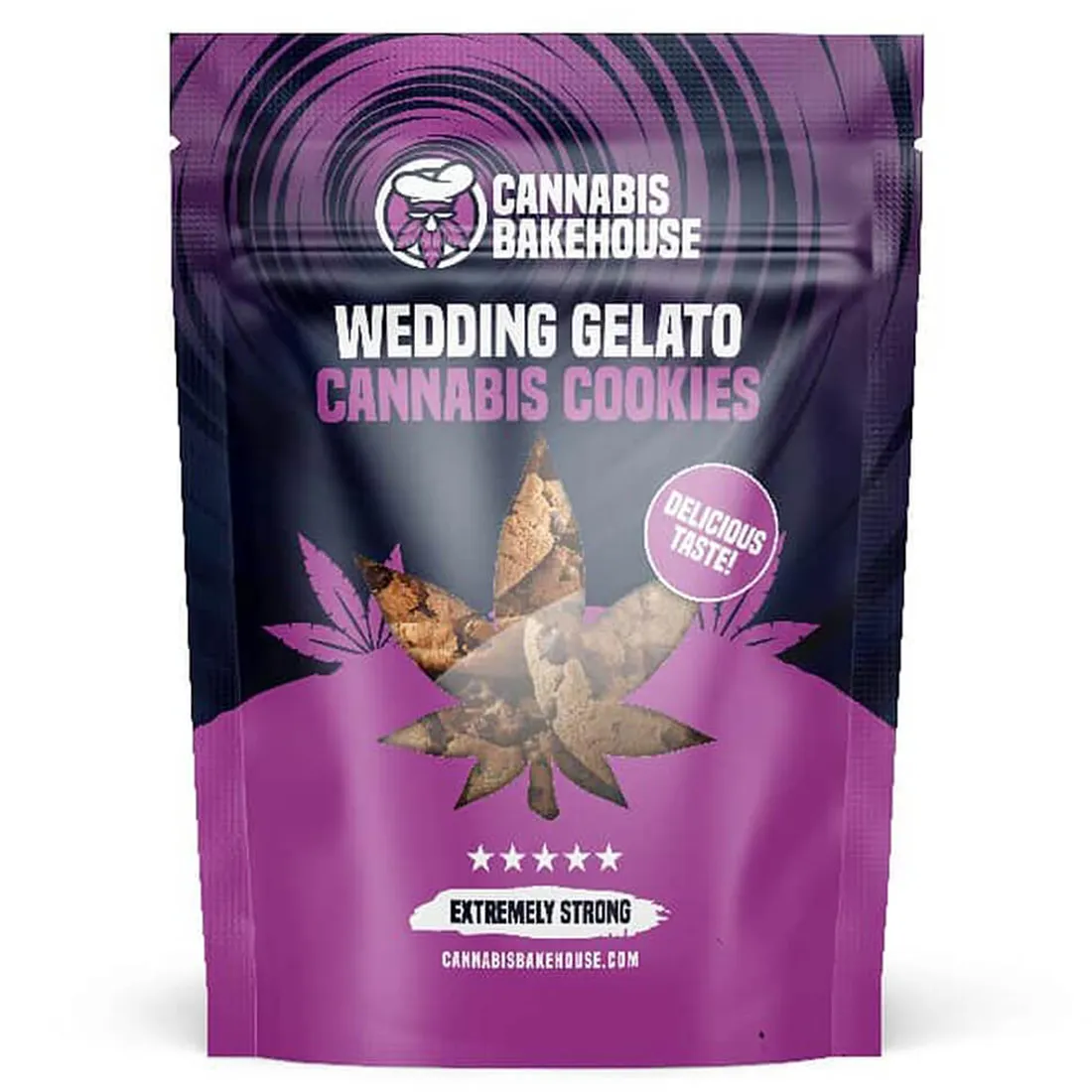 En række små, runde småkager præsenteres på en hvid, flad tallerken. Småkagerne har en gyldenbrun overflade med let sprøde kanter og en blød, klistret midte. Nogle småkager er dekoreret med chokoladechips, der tilføjer mørke kontraster. Overfladen er let glinsende, hvilket indikerer en fedtet tekstur. Småkagerne er arrangeret tæt, hvilket skaber en indbydende præsentation.