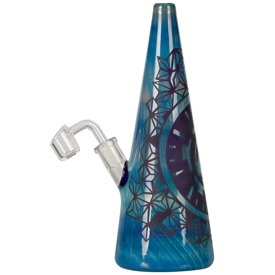 En konisk olie-bong i klar glas prydet med glitrende blå detaljer. Den har en glat overflade med en let buet form, der afsluttes i en bred åbning. En glas skål er placeret på siden, og en lille, rund base sikrer stabilitet. Den bløde glans af glasset komplementeres af dets gennemsigtighed og de glitrende partikler, der tilføjer visuel interesse.