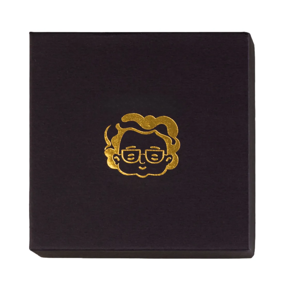 Grinderen har en rund form med en mat sort overflade, der giver en elegant finish. Den er 55 mm i diameter og har en tekstureret kant, der sikrer et godt greb. Indersiden er udstyret med skarpe tænder til effektiv kværning. Der er et småt hulmønster, der muliggør passage af det malede materiale.