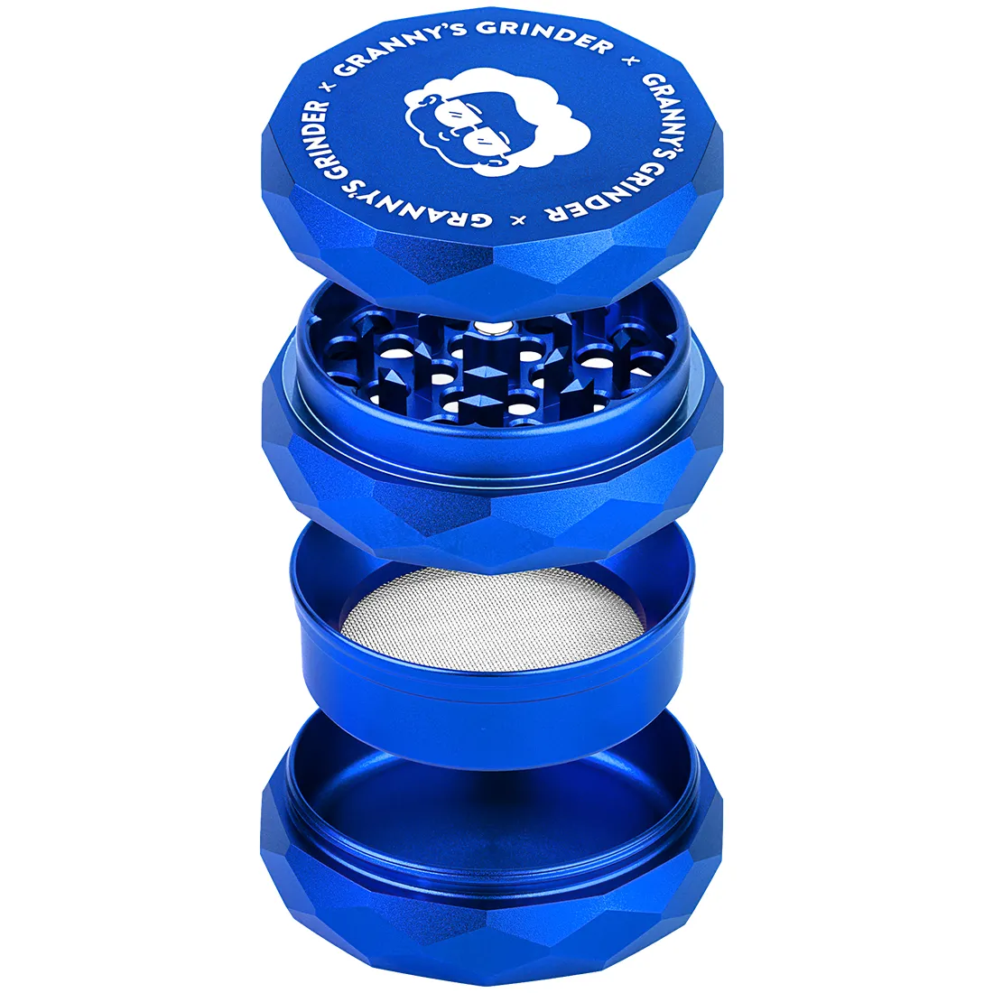 En hexagonal grinder med en dybblå farve præger designet. Den har en glat overflade med en let metallisk glans, der skaber refleksioner. Kanten er let skrånet, mens indersiden har skarpe tænder til effektiv kværning. Der er små, fine perforeringer i bunden, der muliggør udskillelse af fint materiale. Målene er kompakte med en diameter på 55 mm.