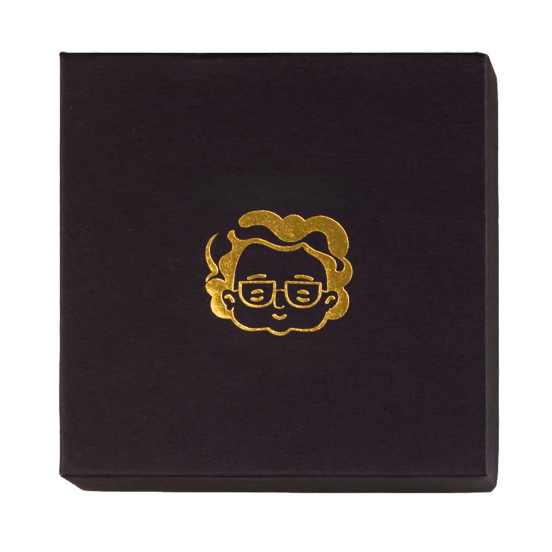 En blå grinder med en diameter på 55 mm vises, fremstillet af metal med en glat overflade. Den har en hexagonal form med et tydeligt mønster, der giver et moderne udtryk. Kanten er let afrundet, og der er små, prægede detaljer omkring omkredsen. Indersiden rummer skarpe tænder, der er designet til at male urter effektivt.