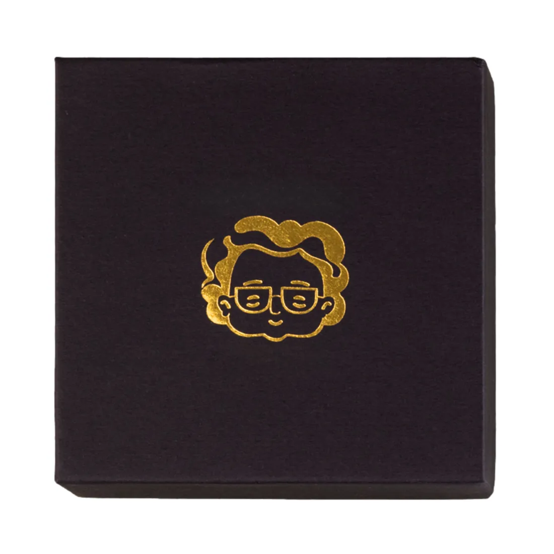 En lilla hexagonal kværn med en diameter på 55 mm præsenterer sig med en glat overflade og en mat finish. Kværnen har en indviklet mønsterstruktur på toppen, der giver et stilfuldt udtryk. Der er små, skarpe tænder indeni til effektiv kværning. Kværnens kanter er let afrundede, og den har en diskret logo-indsats.