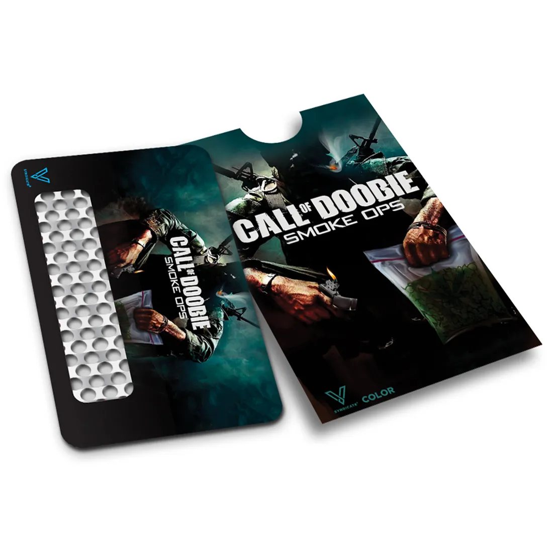 Grinder-kortet har en rektangulær form med afrundede hjørner. Overfladen er prydet med et farverigt, grafisk mønster, der inkluderer tekst og symboler. Farverne spænder fra grønne nuancer til lyserøde og gule, hvilket skaber en livlig kontrast. Materialet fremstår glat og holdbart, velegnet til opbevaring og brug. Teksten er tydeligt læselig med en moderne skrifttype.