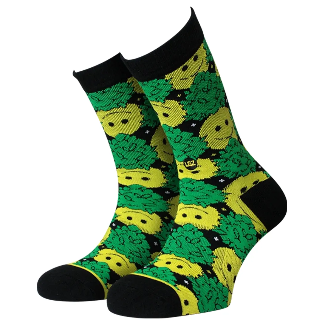 Et par sokker prydet med et farverigt mønster af blomster og græs. Baggrunden er hvid, mens blomsterne varierer i nuancer af gult, pink og blå. Materialet fremstår blødt og strækbart, med en ribbet tekstur ved anklen. Sokkerne har en klassisk form med en let buet kant, der tilføjer en legende detalje til designet.