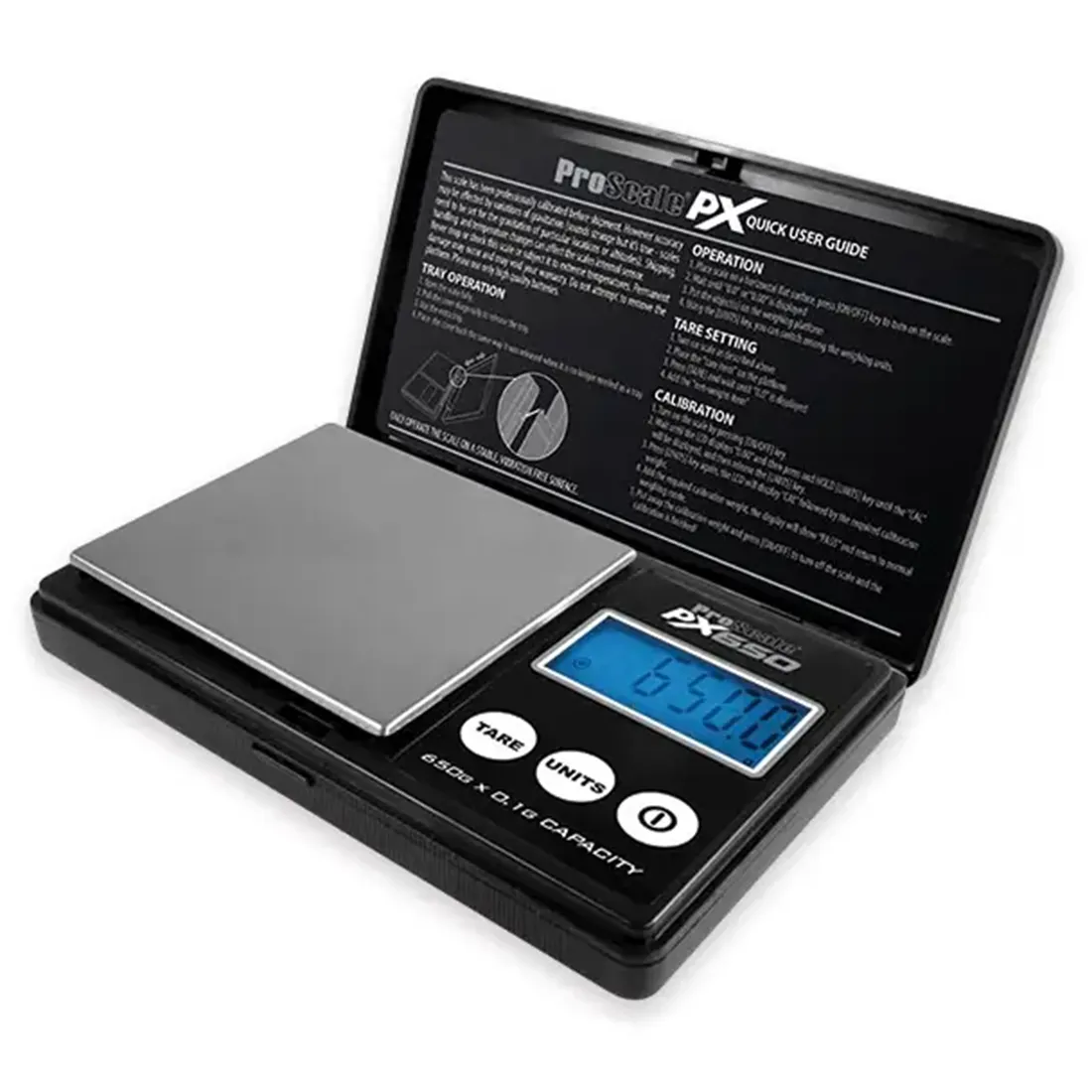 En stor digital vægt præsenteres med en sort, flad overflade og en mat finish. Displayet er rektangulært med klare, hvide tal, der viser vægtmålinger. Knapperne er placeret under displayet med en sølvfarvet ramme. Vægten har en stabil, firkantet base, og der er en skridsikker tekstur på undersiden for at sikre stabilitet.