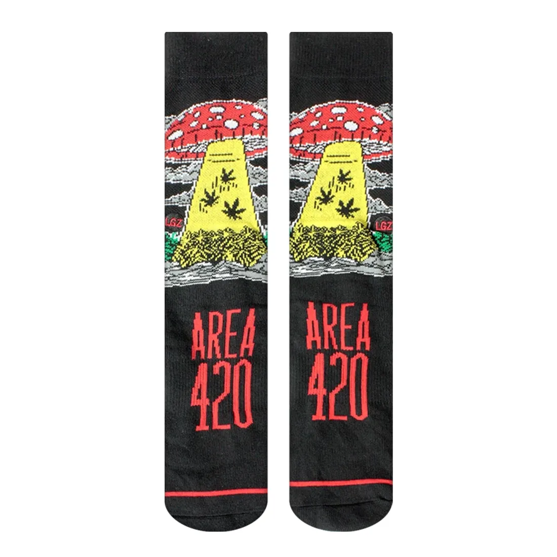 Crew sokker præsenterer sig med en ensfarvet grå farve, der dominerer hele overfladen. Materialet ser ud til at være blødt og strækbart, hvilket indikerer komfort. En sort ribkant øverst tilføjer struktur, mens sømme langs foden er diskrete. Sokkernes længde når lige over anklen, hvilket giver en klassisk stil.