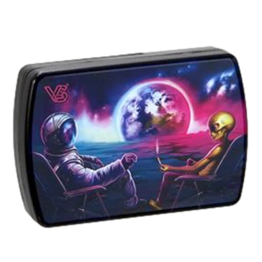 En rund, flad genstand med en glat overflade præsenterer sig i en mørkeblå nuance med en mat finish. I centrum ses et hvidt logo, der inkluderer tekst og symboler. Kanten er let hævet, hvilket skaber en diskret profil. Genstanden er designet med en præcis cirkulær form, uden synlige knapper eller åbninger, hvilket giver et minimalistisk udtryk.