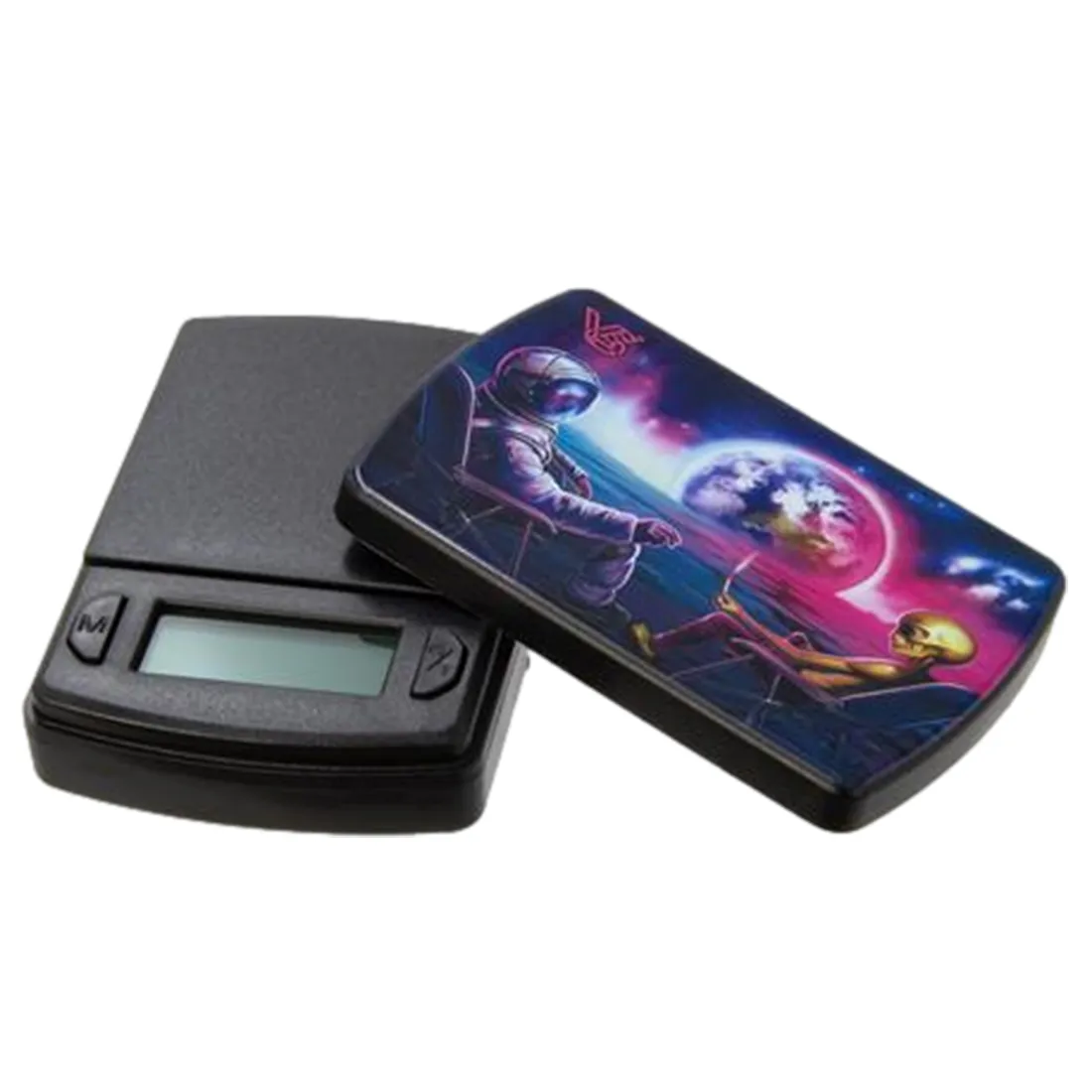 Skalebud i en rund, kompakt form med en glat, mat overflade. Farven er dyb sort med subtile grå nuancer. Designsymbolet er placeret centralt, omgivet af en tynd sølvkant. Den nederste del har en flad bund for stabilitet. Kanten er let afrundet, hvilket giver et blødt udtryk. Materialet ser robust ud og indikerer holdbarhed.