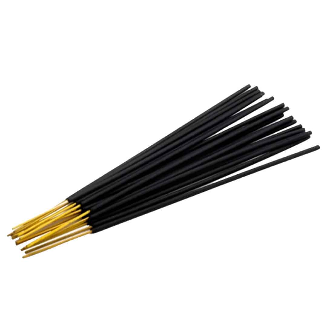 En pakke med incense sticks præsenterer sig med en lang, slank form. Stængerne er brunlige og har en glat tekstur. Omslaget er prydet med et farverigt mønster af grønne og gyldne nuancer, der ligner blade. Øverst er der en etikette med tekst, som angiver produktets navn. Baggrunden er neutral, hvilket fremhæver stængernes farver.