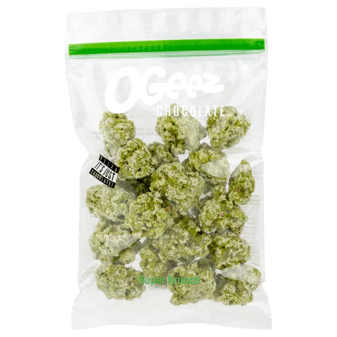 En klar, transparent emballage indeholder små, farverige snacks i forskellige nuancer af rød, grøn og gul. Snacksene har en let krøllet, uregelmæssig form og fremstår sprøde. Øverste del af emballagen prydes af en farverig etiket med grafisk tekst, der angiver produktnavnet. Bunden af posen er tydeligt lukket med en forsejling, der sikrer friskhed.