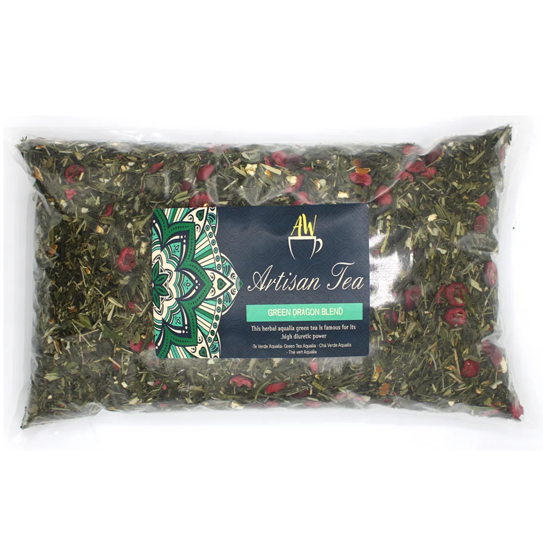 En stor, klar pose indeholder grøn te med små, tørrede blade i nuancer af grøn og brun. Teerne er blandet med farverige blomsterblade i gule og blå toner, som skaber et visuelt kontrast. Posen har en genlukkelig funktion og er prydet med en farverig etiket med detaljeret tekst og et mønster, der afspejler produktets naturlige oprindelse.