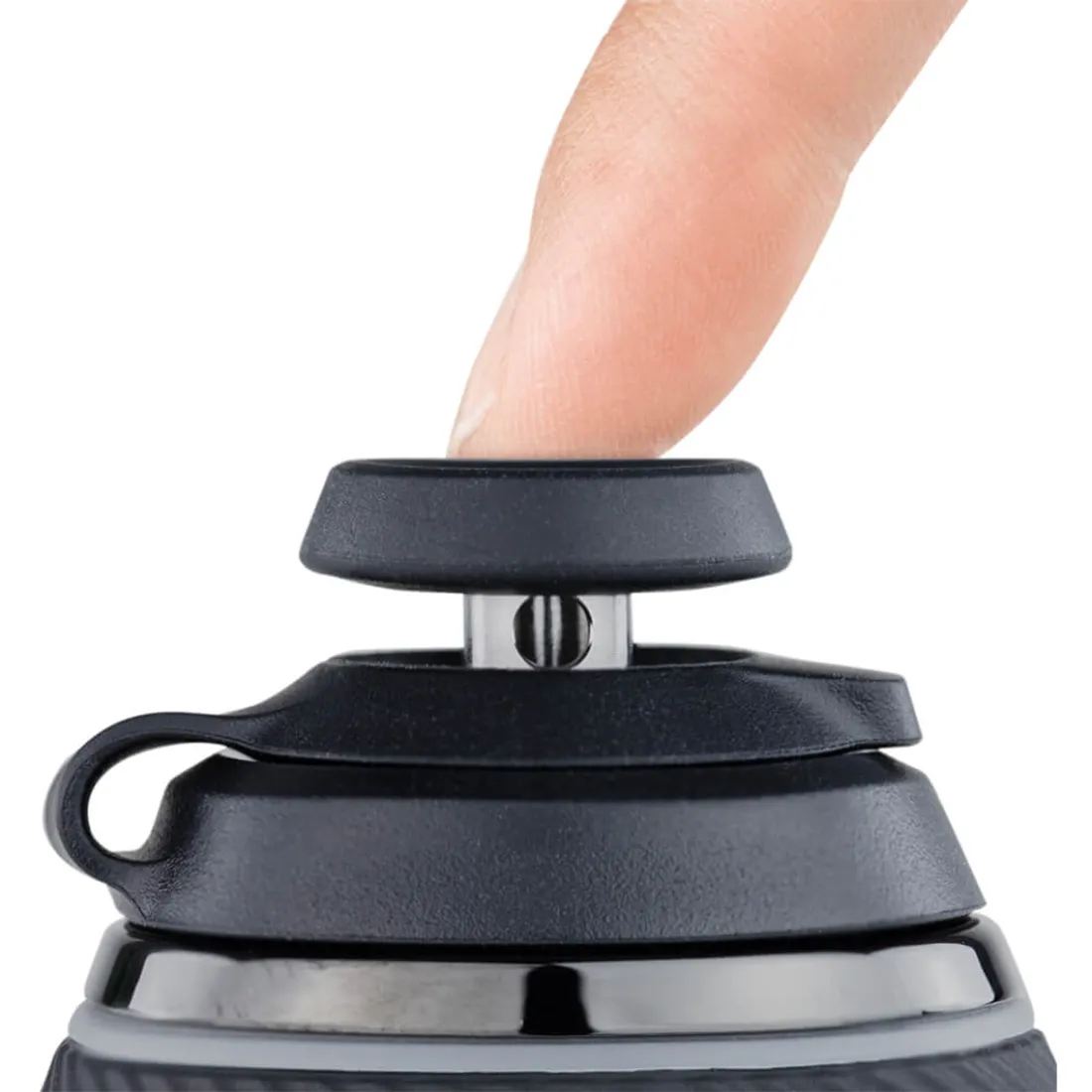 En sort joystick-lignende cap med en glat, skinnende overflade. Den har en rund form med en let buet top og en flad bund, der passer til en enhed. Kanten er let afrundet, hvilket giver en ergonomisk fornemmelse. Materialet fremstår som plast, og der ses subtile teksturer, der tilføjer greb og visuel interesse.