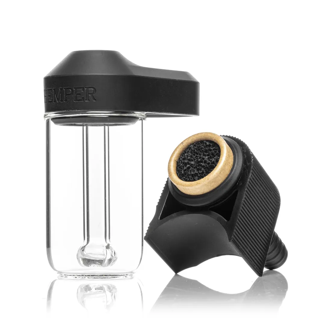 Hempers Ash Catcher har en klar, transparent glasstruktur med glatte, runde former. Den har en indbygget filtreringsmekanisme og et fladt bundområde til stabil placering. Forbindelsesstykkerne er præcist udformet, og der er synlige skruetrækkere til nem montering. Mønstrene på overfladen er enkle, og der er en fordybning til opbevaring af aske.