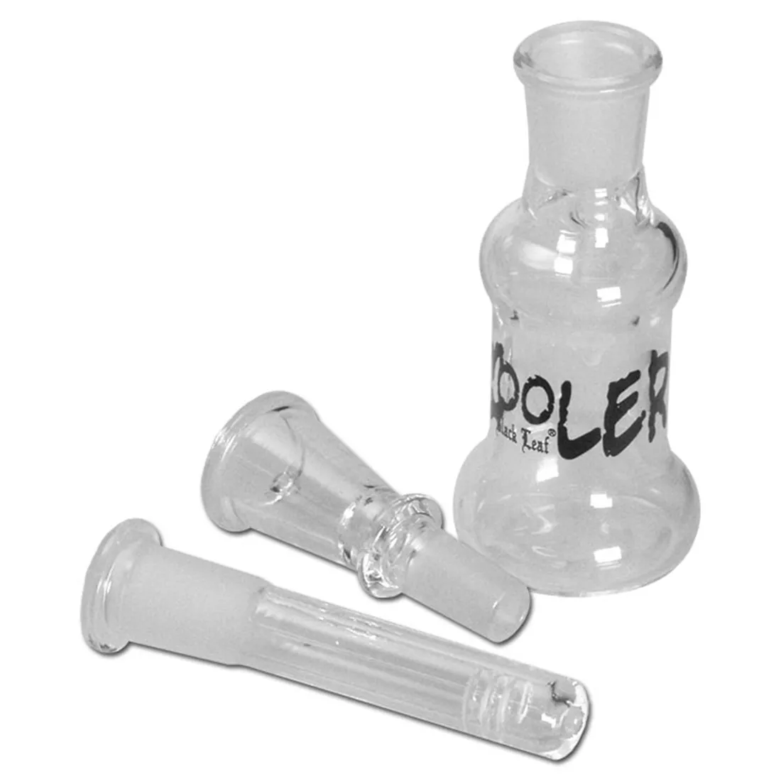 En flad, firkantet cooler i grå metal med en glat overflade. Toppen er flad og har en sort plastikkant. Forenden er udstyret med to håndtag, der er formet til at give et godt greb. Der er en afrundet spids i hjørnerne, og indvendigt er der plads til opbevaring. Cooleren har en enkel, funktionel design uden synlige logoer.